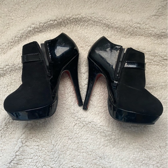 Black faux leather and suede booties size 5.5 - Picture 3 of 4